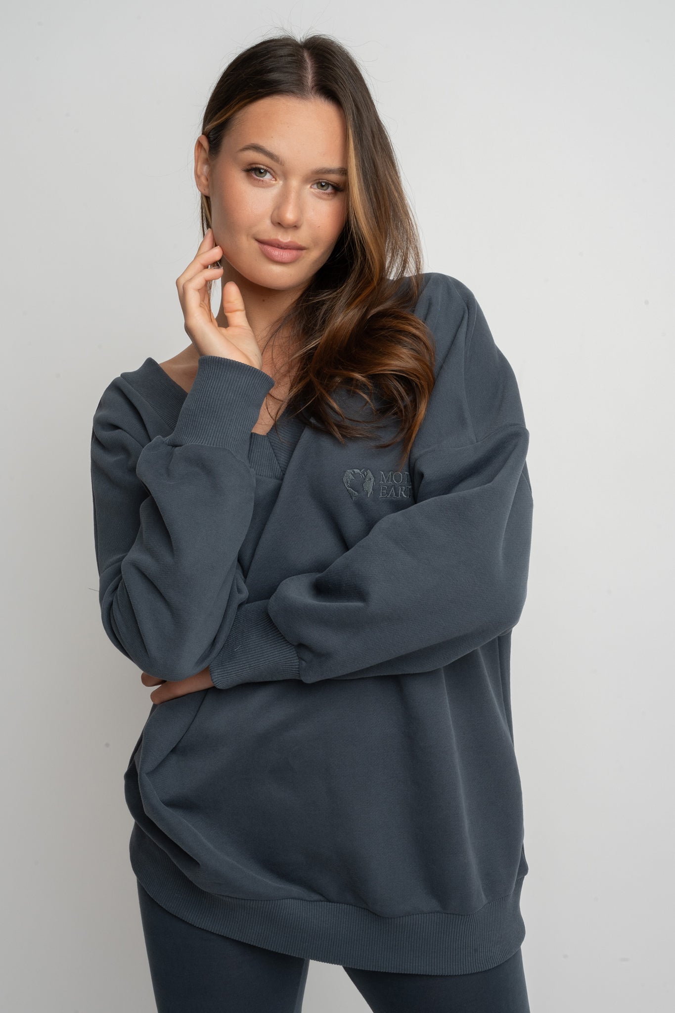 BLUZA Z DEKOLTEM OVERSIZE GRAFITOWA - BISCOE