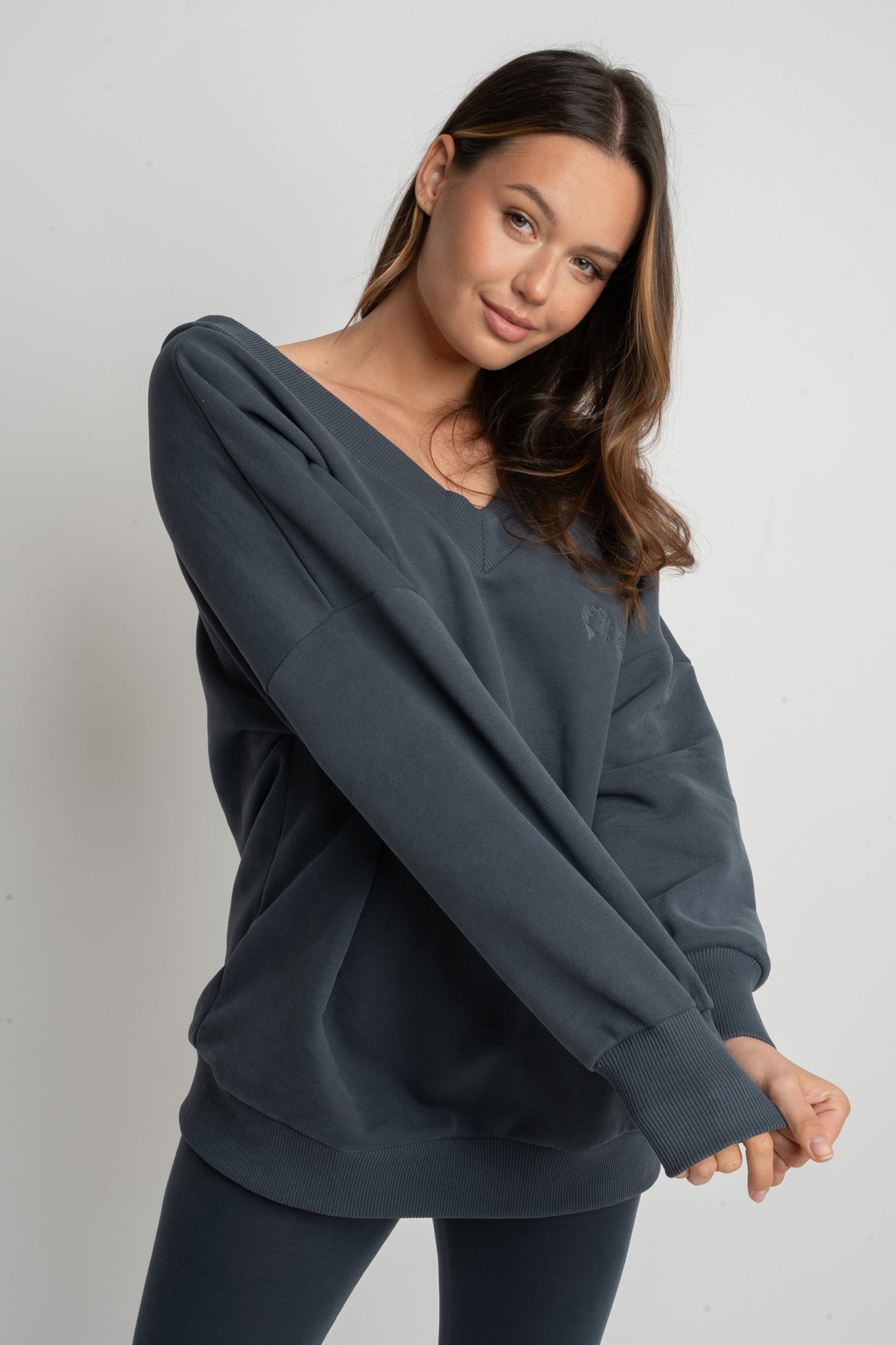 BLUZA Z DEKOLTEM OVERSIZE GRAFITOWA - BISCOE