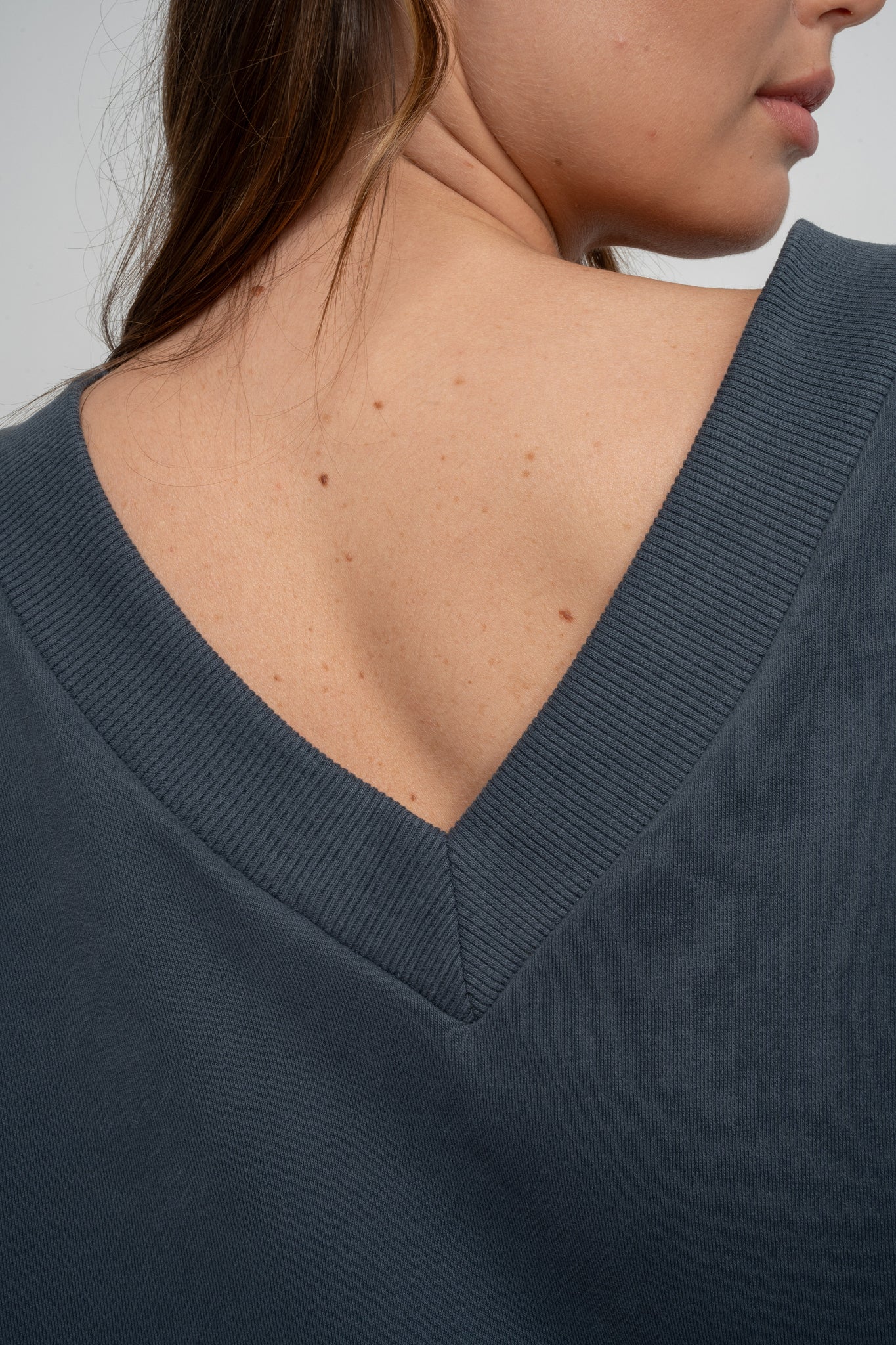 BLUZA Z DEKOLTEM OVERSIZE GRAFITOWA - BISCOE