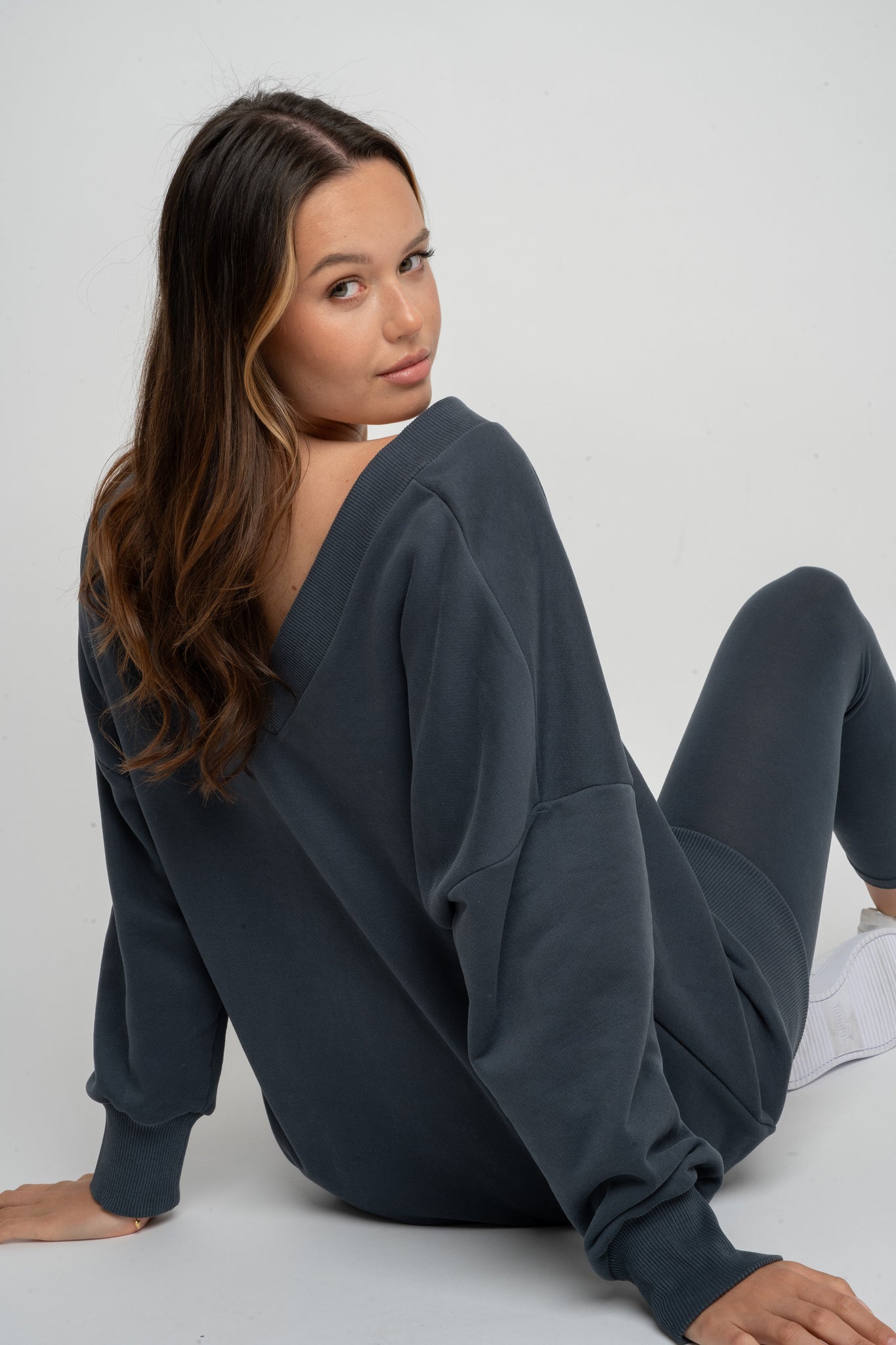 BLUZA Z DEKOLTEM OVERSIZE GRAFITOWA - BISCOE