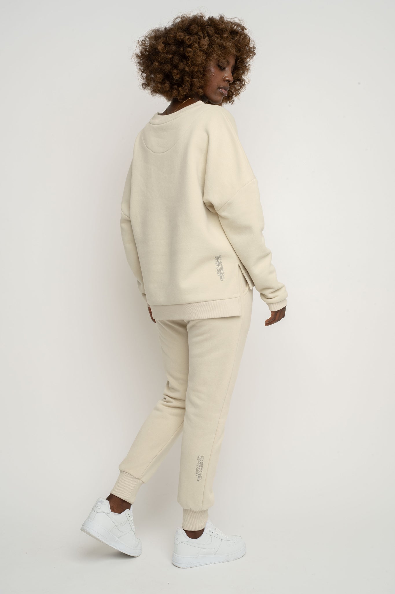 BLUZA O KROJU REGULAR FIT Z DŁUŻSZYM TYŁEM JASNOBEŻOWA - COOK