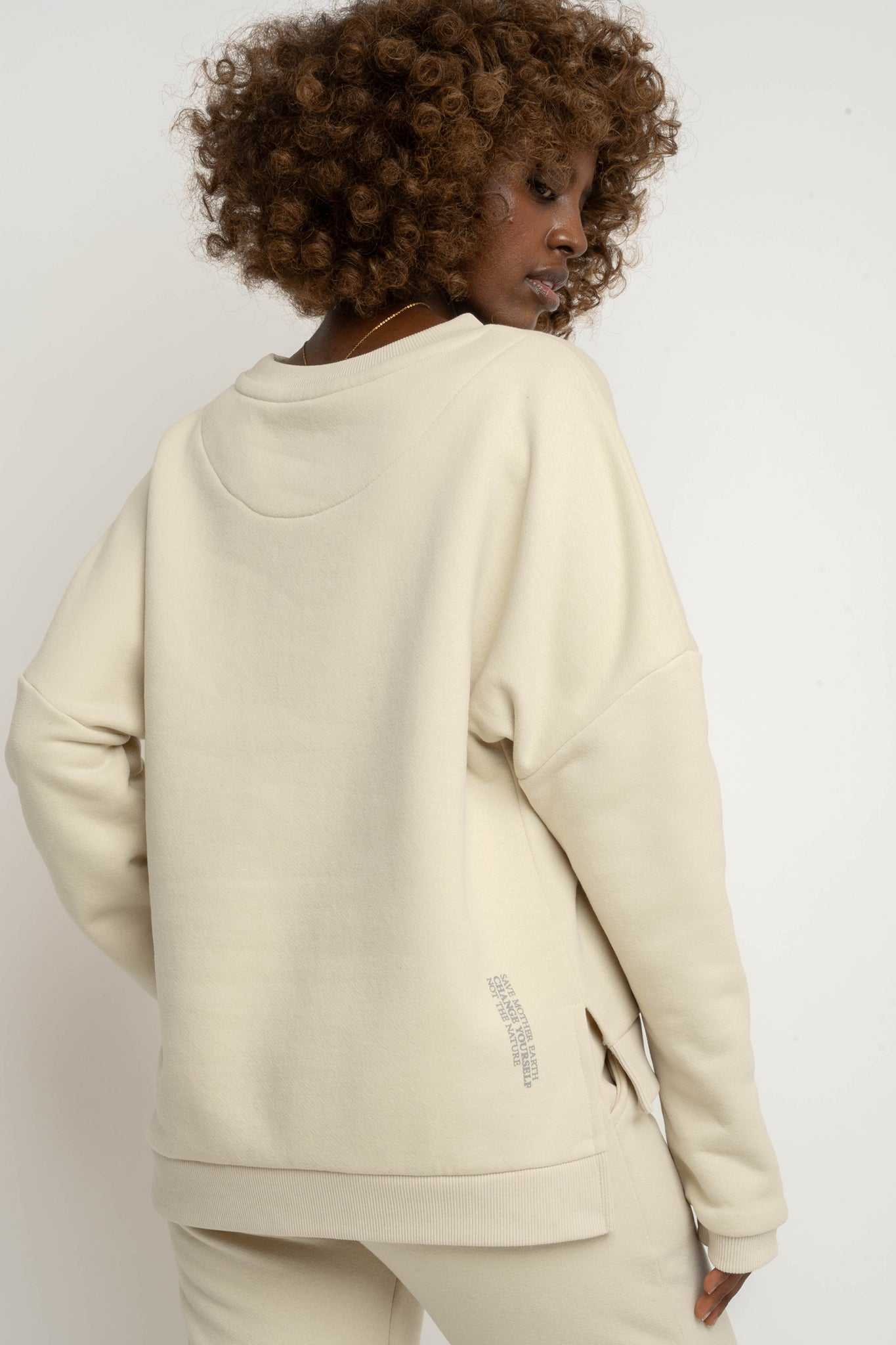 BLUZA O KROJU REGULAR FIT Z DŁUŻSZYM TYŁEM JASNOBEŻOWA - COOK