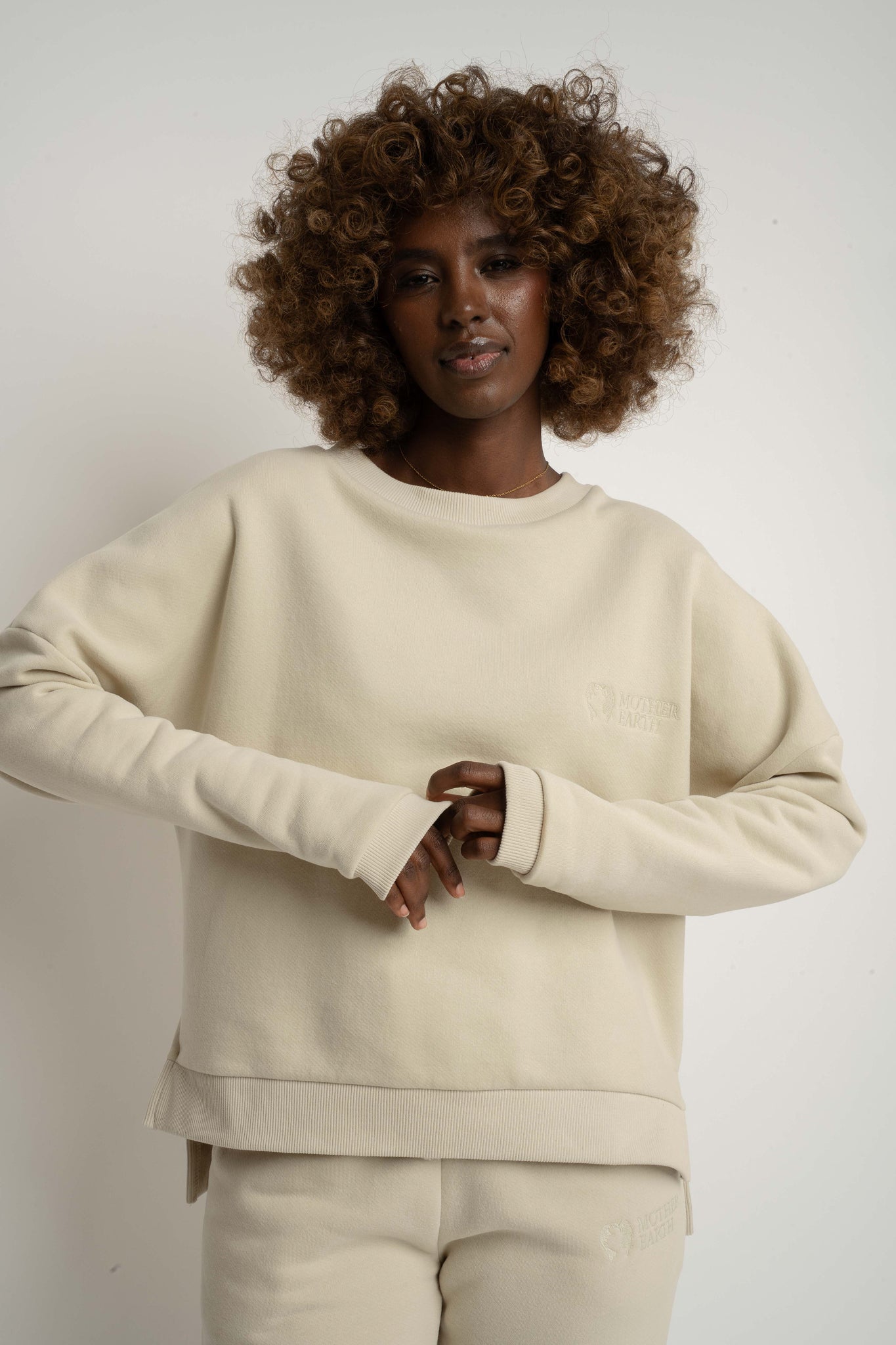 BLUZA O KROJU REGULAR FIT Z DŁUŻSZYM TYŁEM JASNOBEŻOWA - COOK