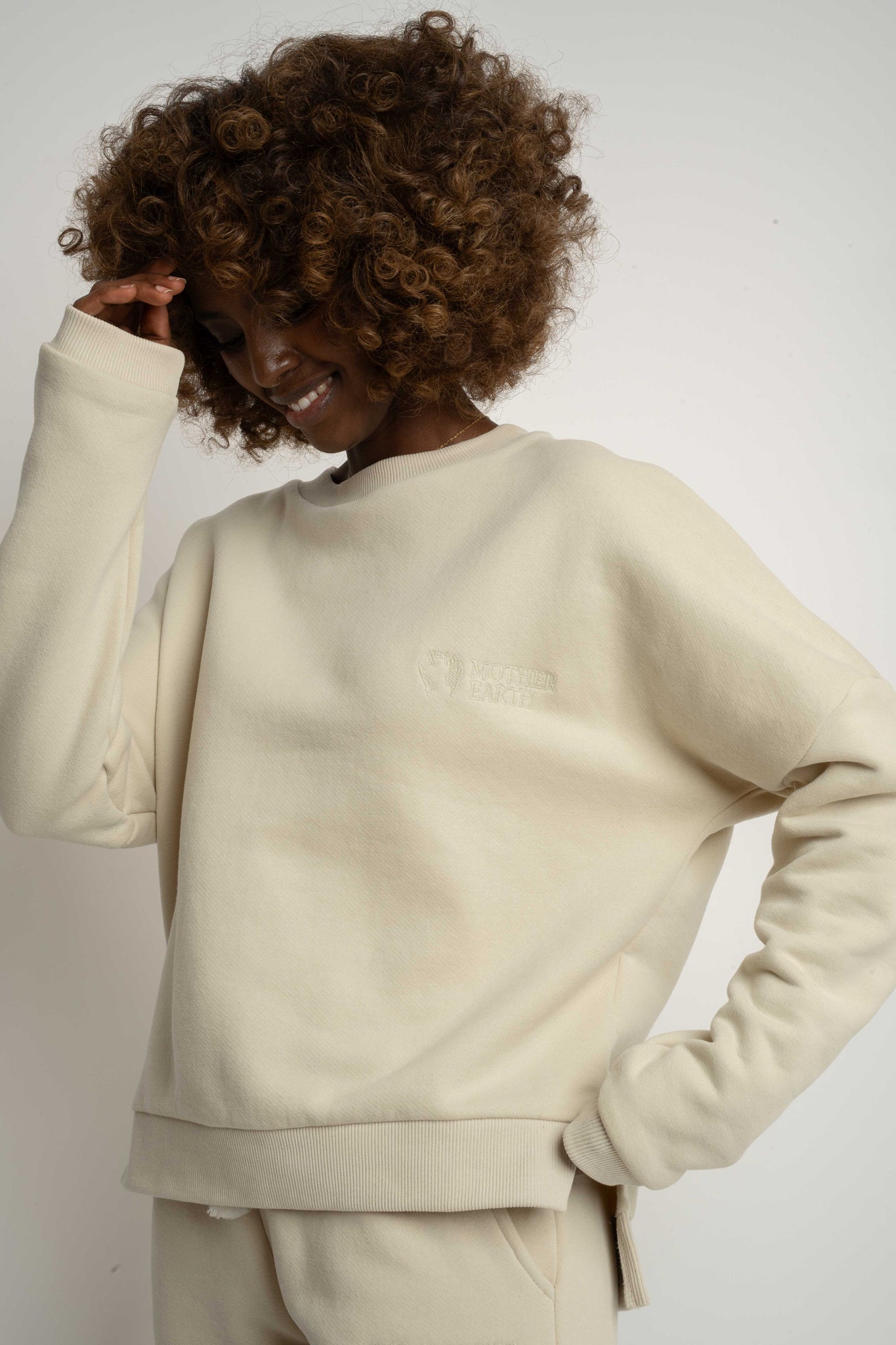 BLUZA O KROJU REGULAR FIT Z DŁUŻSZYM TYŁEM JASNOBEŻOWA - COOK
