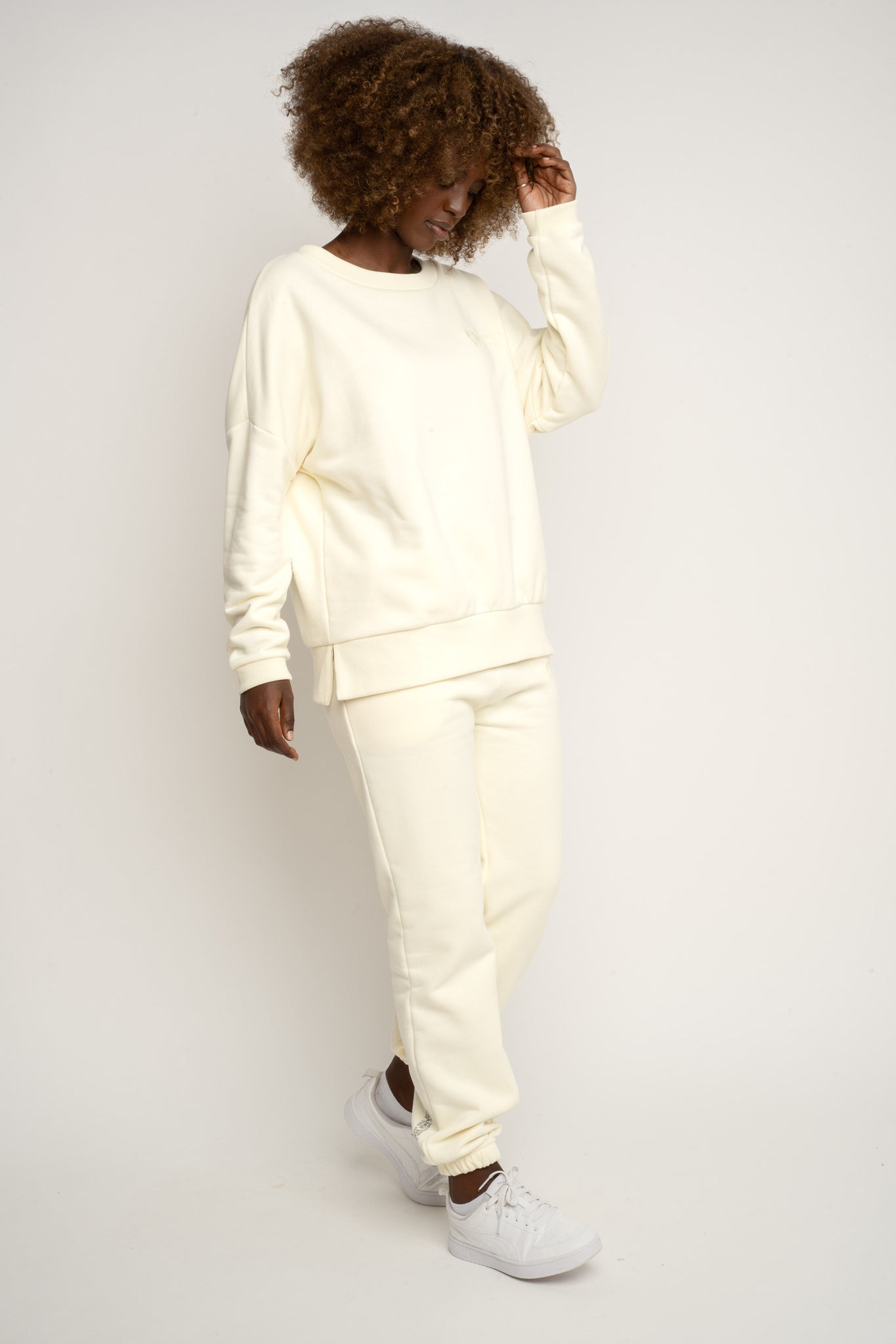 BLUZA OVERSIZE Z SZEROKIM DEKOLTEM KREMOWA - MULL
