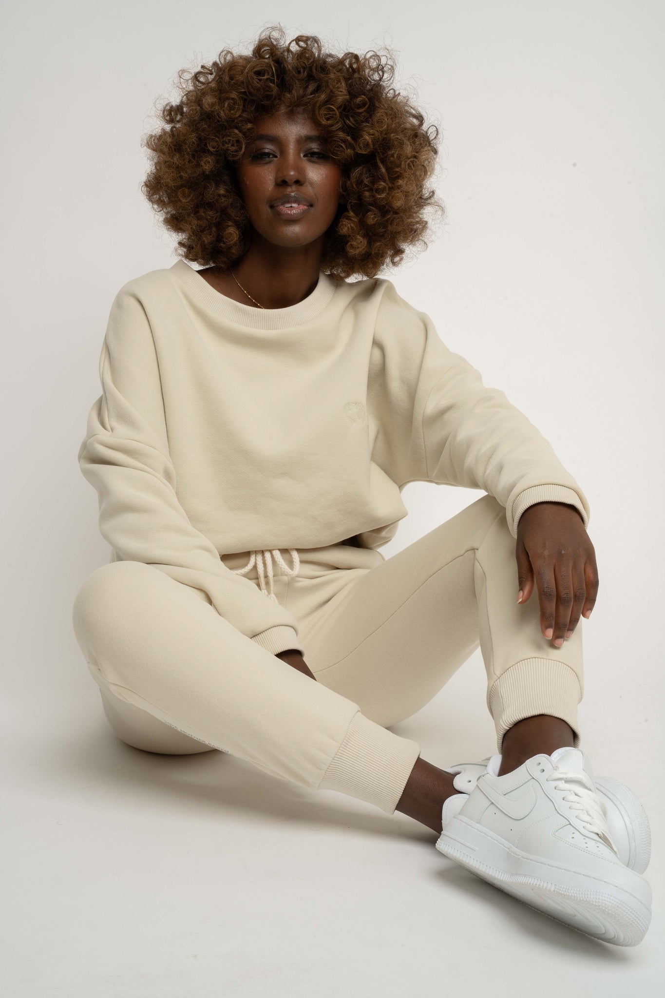 BLUZA O KROJU REGULAR FIT Z DŁUŻSZYM TYŁEM JASNOBEŻOWA - COOK