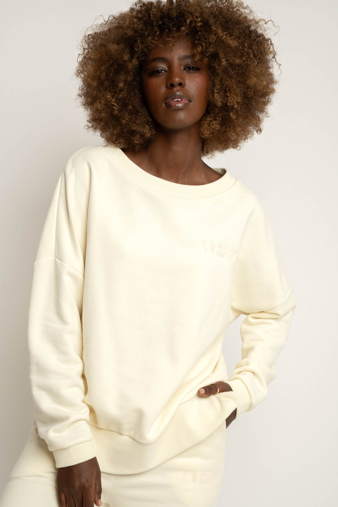 BLUZA OVERSIZE Z SZEROKIM DEKOLTEM KREMOWA - MULL