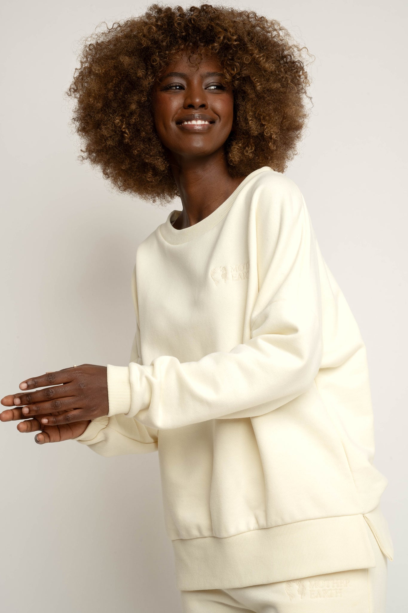 BLUZA OVERSIZE Z SZEROKIM DEKOLTEM KREMOWA - MULL