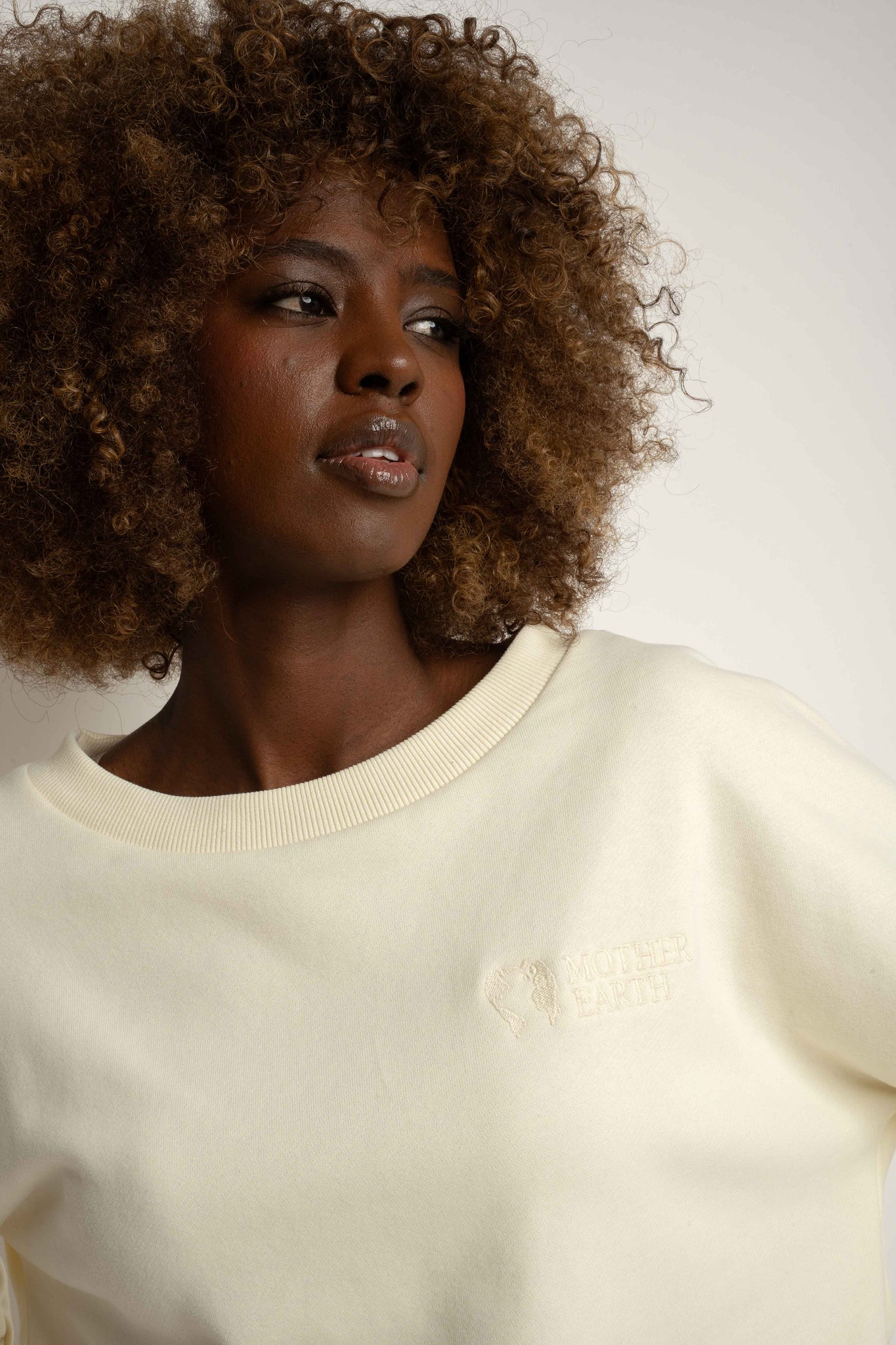 BLUZA OVERSIZE Z SZEROKIM DEKOLTEM KREMOWA - MULL