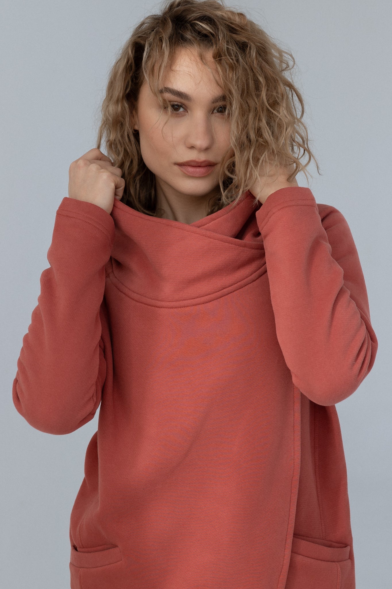 LONG ZIPPERED SWEATSHIRT WITH HOOD, ORANGE - GIZELA