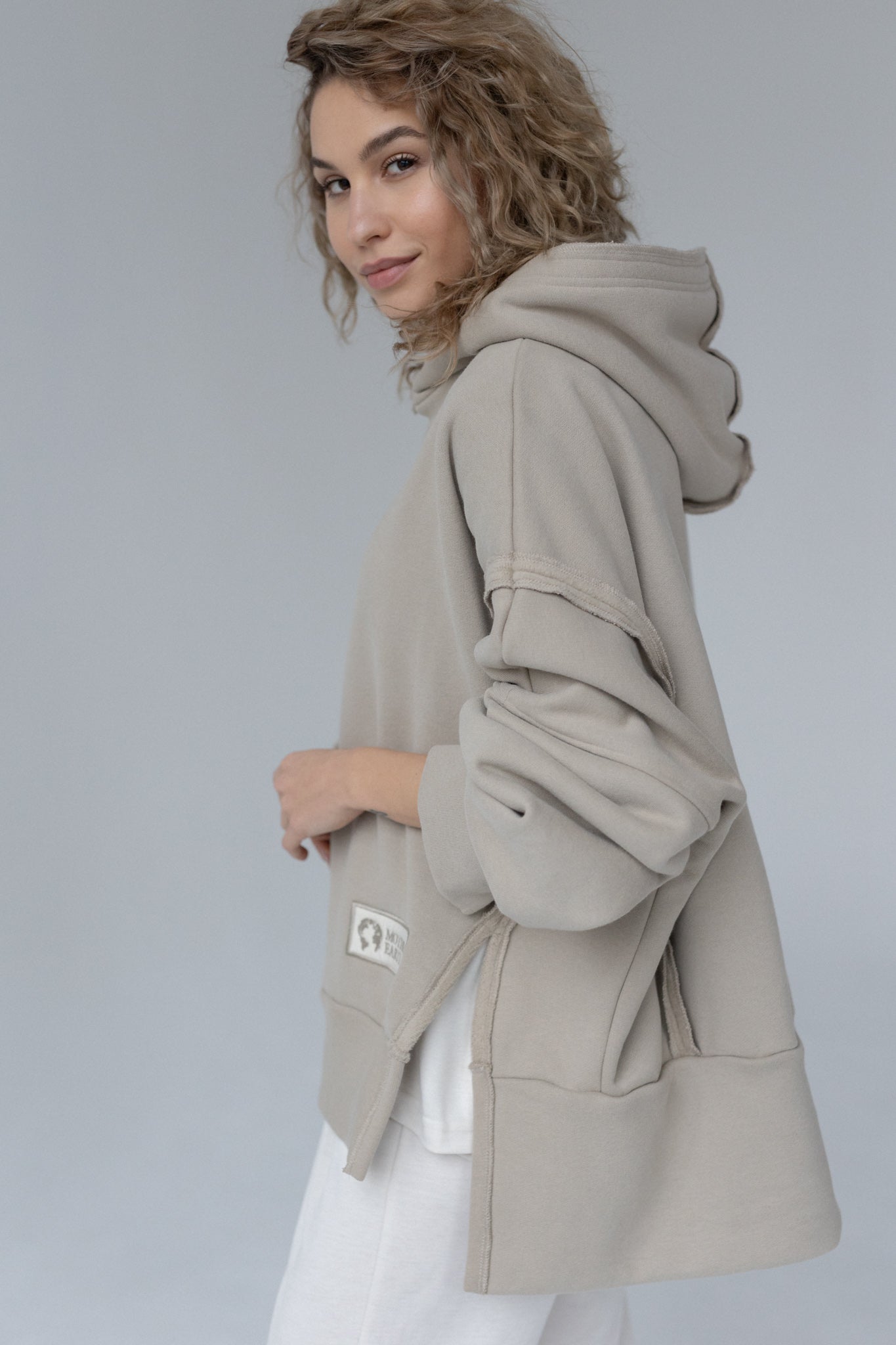 OVERSIZE HOODED SWEATSHIRT WITH SIDE SLOTS BEIGE - HOLA