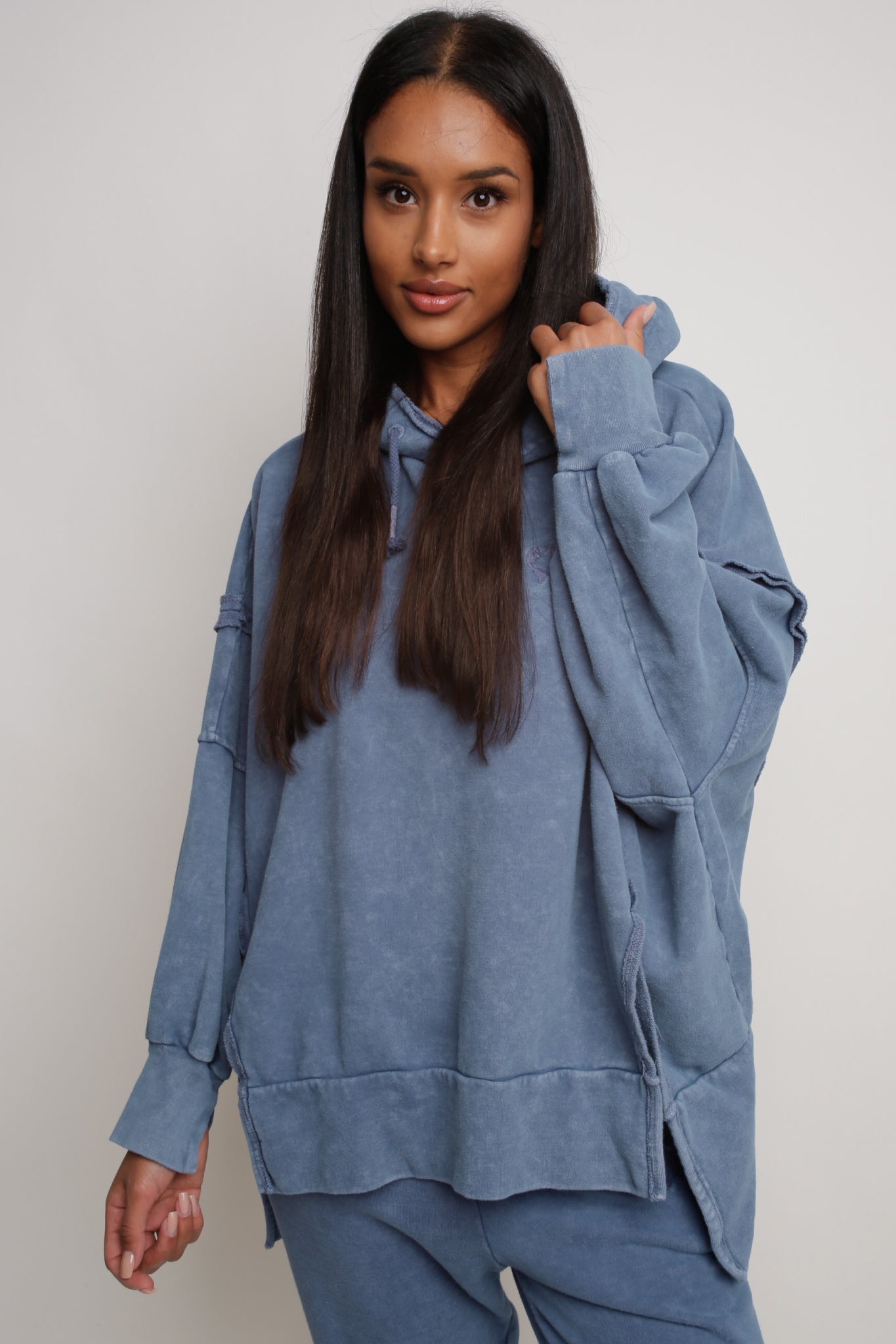 BLUZA OVERSIZE Z EFEKTEM WASHED NIEBIESKA - HOLA