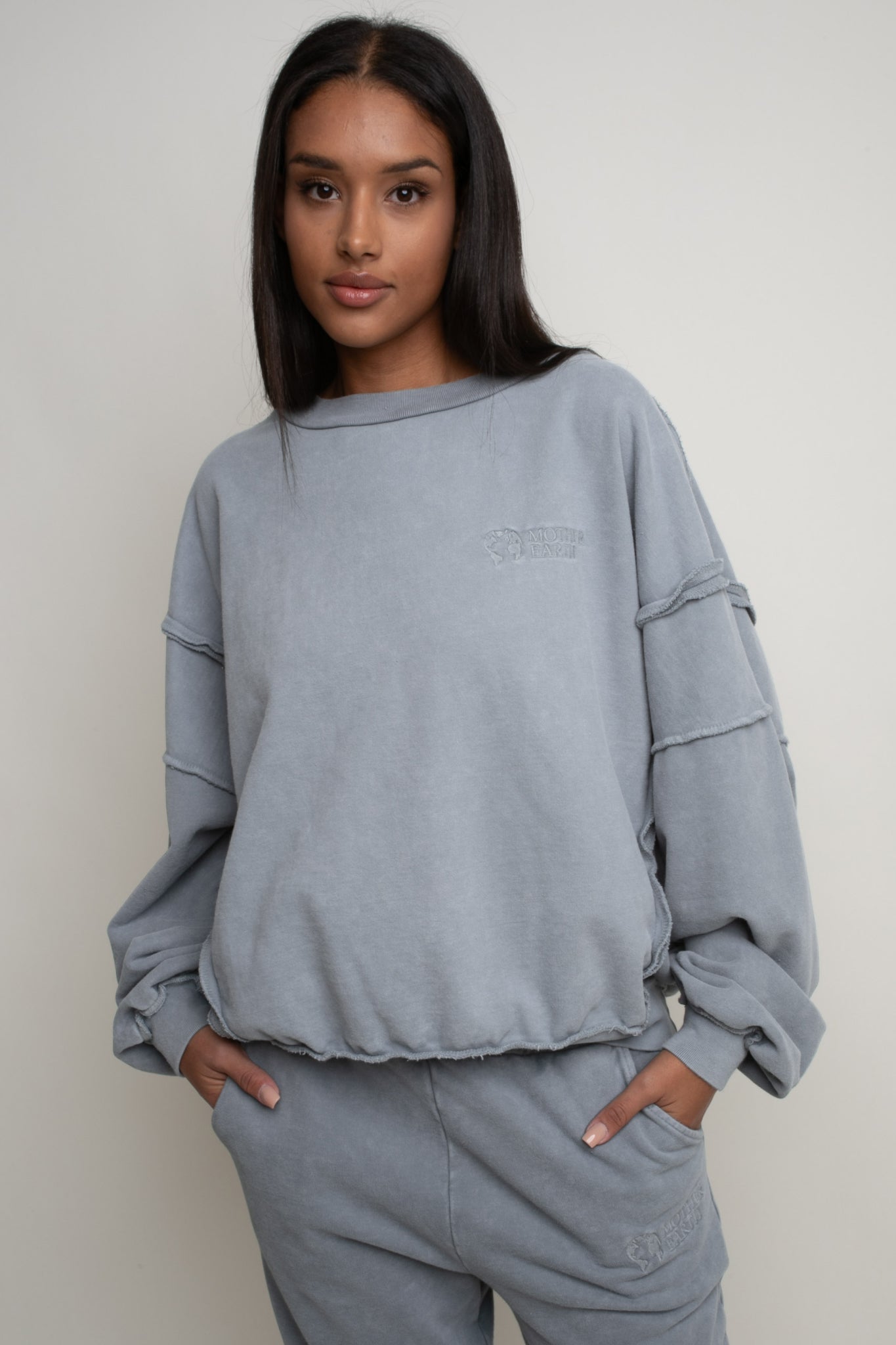 BLUZA TYPU CREWNECK Z EFEKTEM WASHED SZARA - NUKU