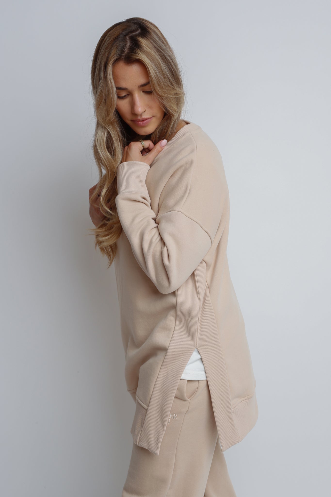 LONG SWEATSHIRT WITH SLOTS ON THE SIDES BEIGE - ISLANDIA