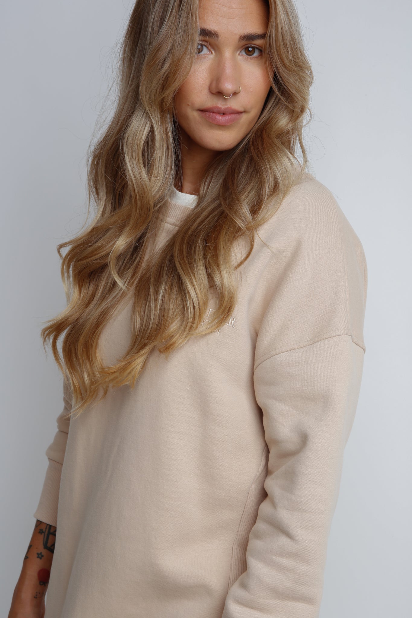 LONG SWEATSHIRT WITH SLOTS ON THE SIDES BEIGE - ISLANDIA