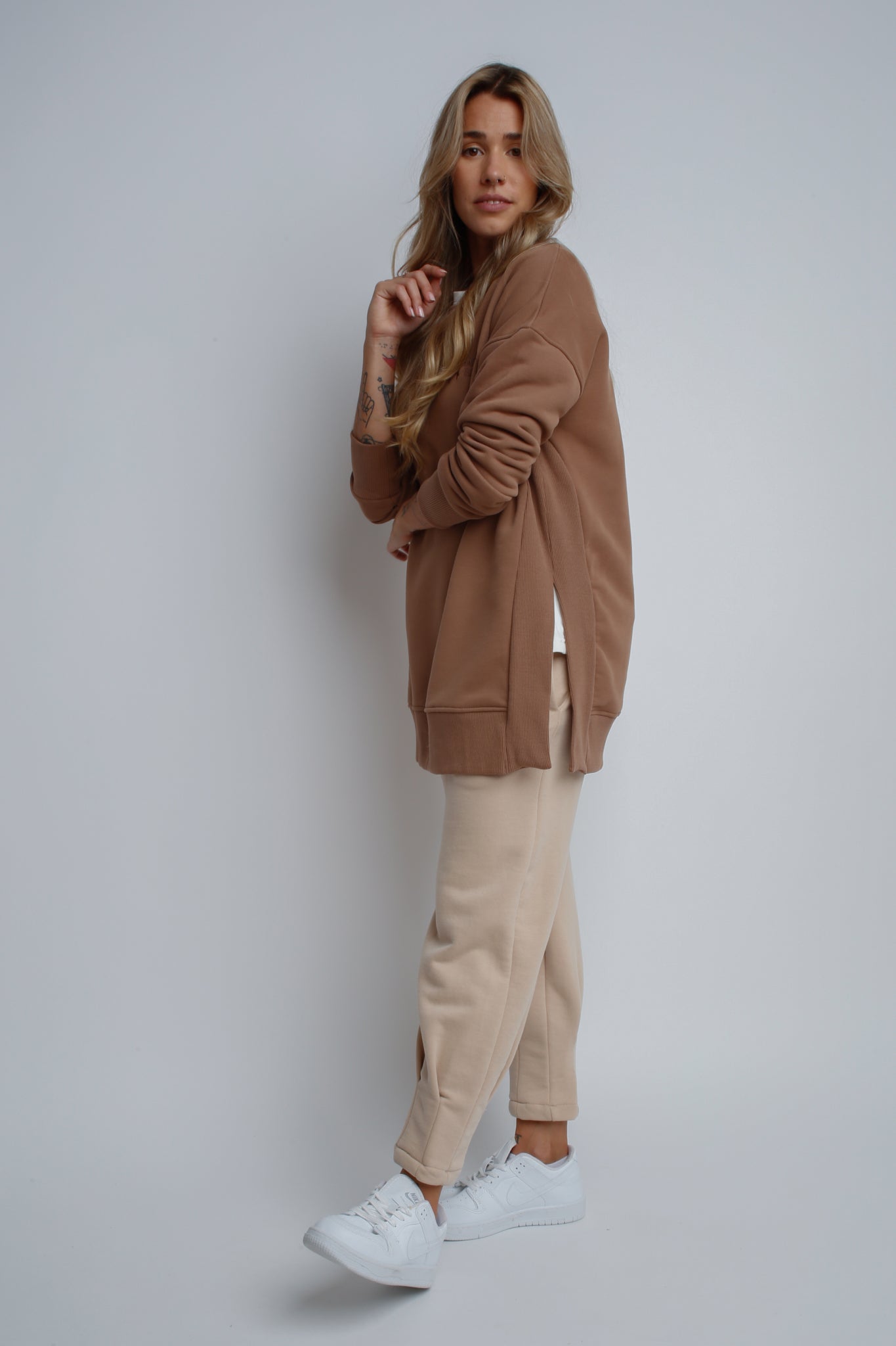 LONG SWEATSHIRT WITH SLOTS ON THE SIDES, DARK BROWN - ISLANDIA