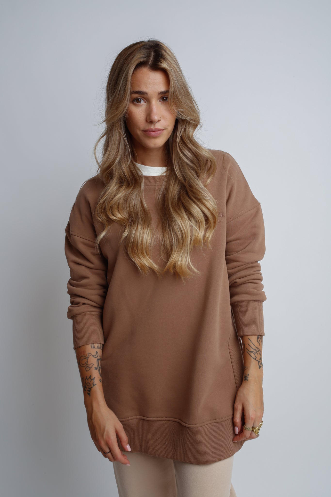 LONG SWEATSHIRT WITH SLOTS ON THE SIDES, DARK BROWN - ISLANDIA