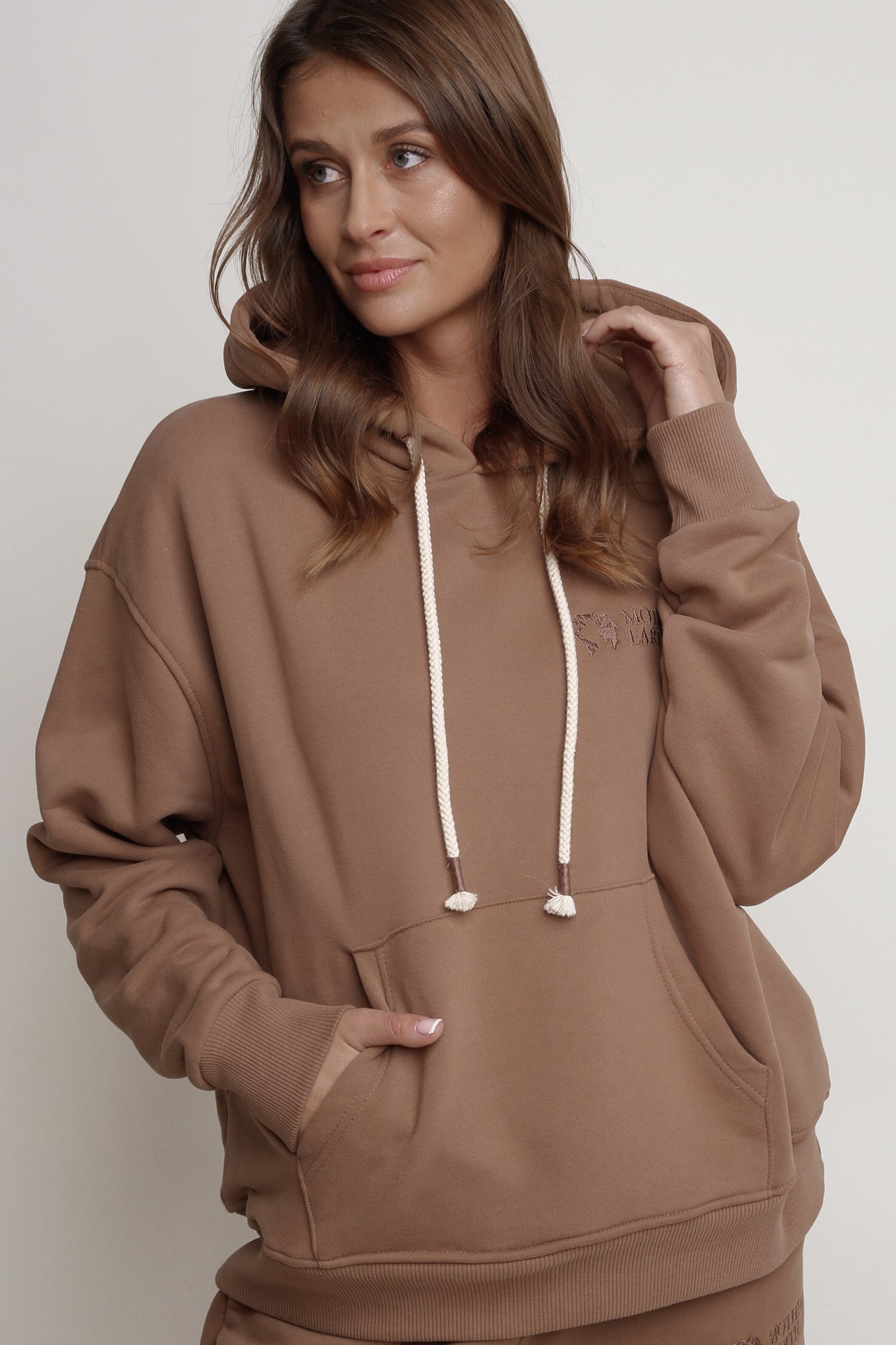 BLUZA Z KAPTUREM BRĄZOWA - MOHELI