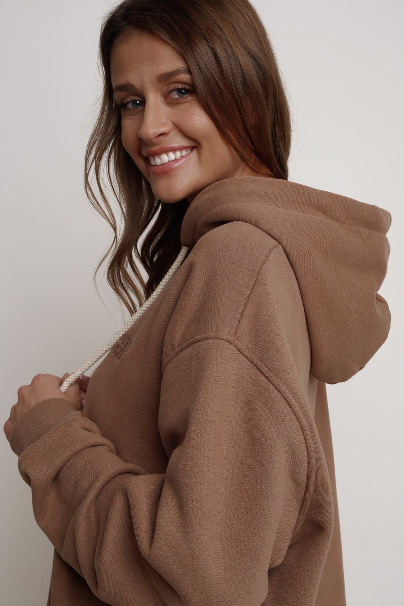 BLUZA Z KAPTUREM BRĄZOWA - MOHELI