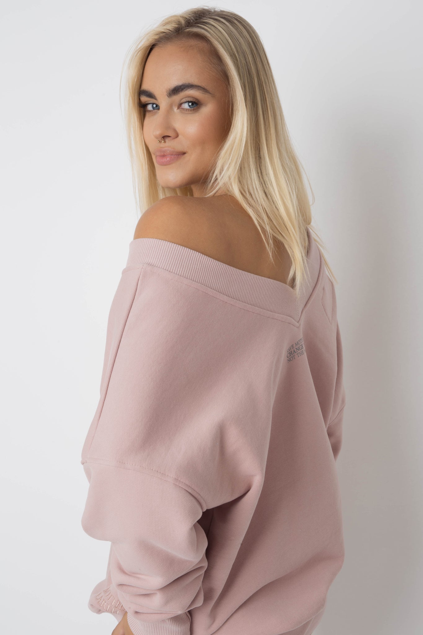 BLUZA Z DEKOLTEM OVERSIZE JASNORÓŻOWA - BISCOE