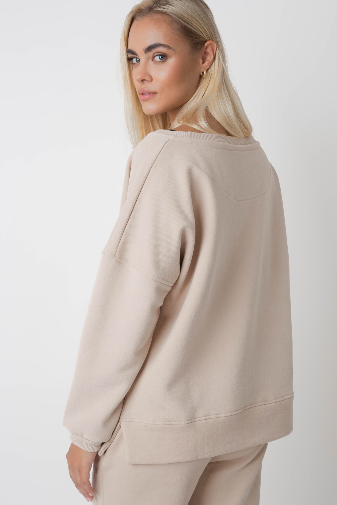 OVERSIZE SWEATSHIRT WITH WIDE NECKLINE BEIGE - MULL