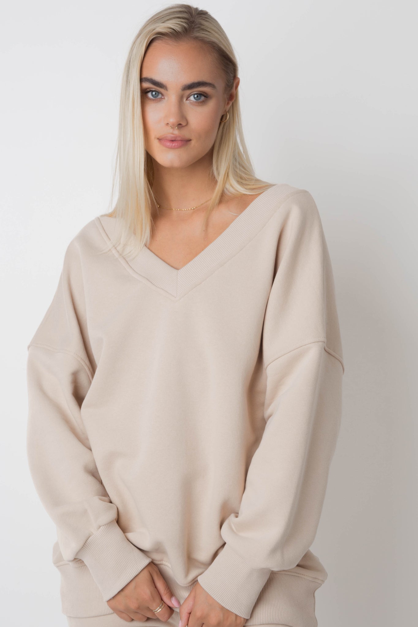 BLUZA Z DEKOLTEM OVERSIZE JASNOBEŻOWA - BISCOE