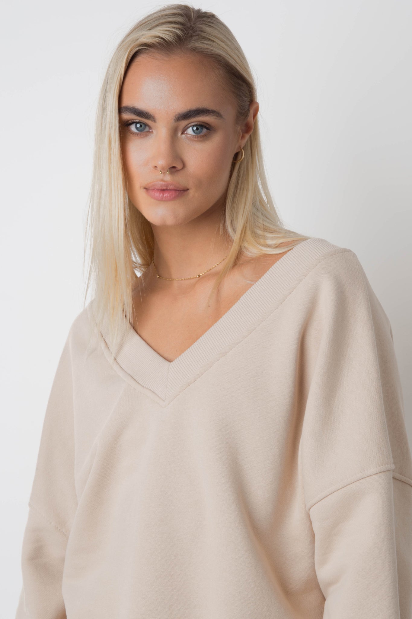 BLUZA Z DEKOLTEM OVERSIZE JASNOBEŻOWA - BISCOE