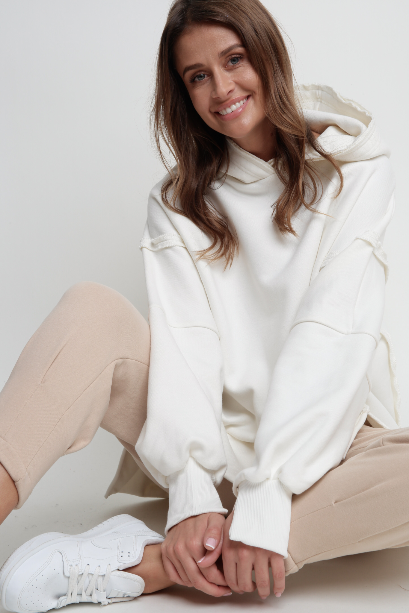 OVERSIZE HOODED SWEATSHIRT WITH SIDE SLOTS CREAM - HOLA