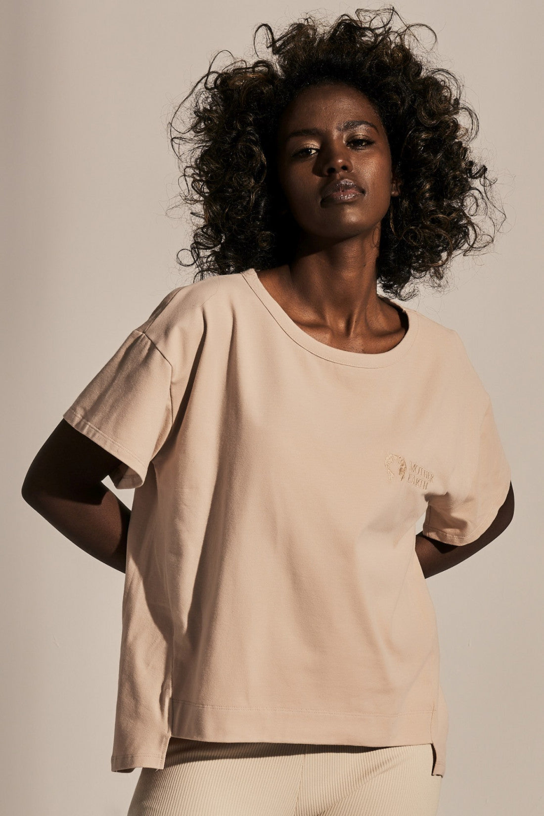 ASYMMETRIC T-SHIRT WITH LONG BACK IN SAND BEIGE - MINORKA