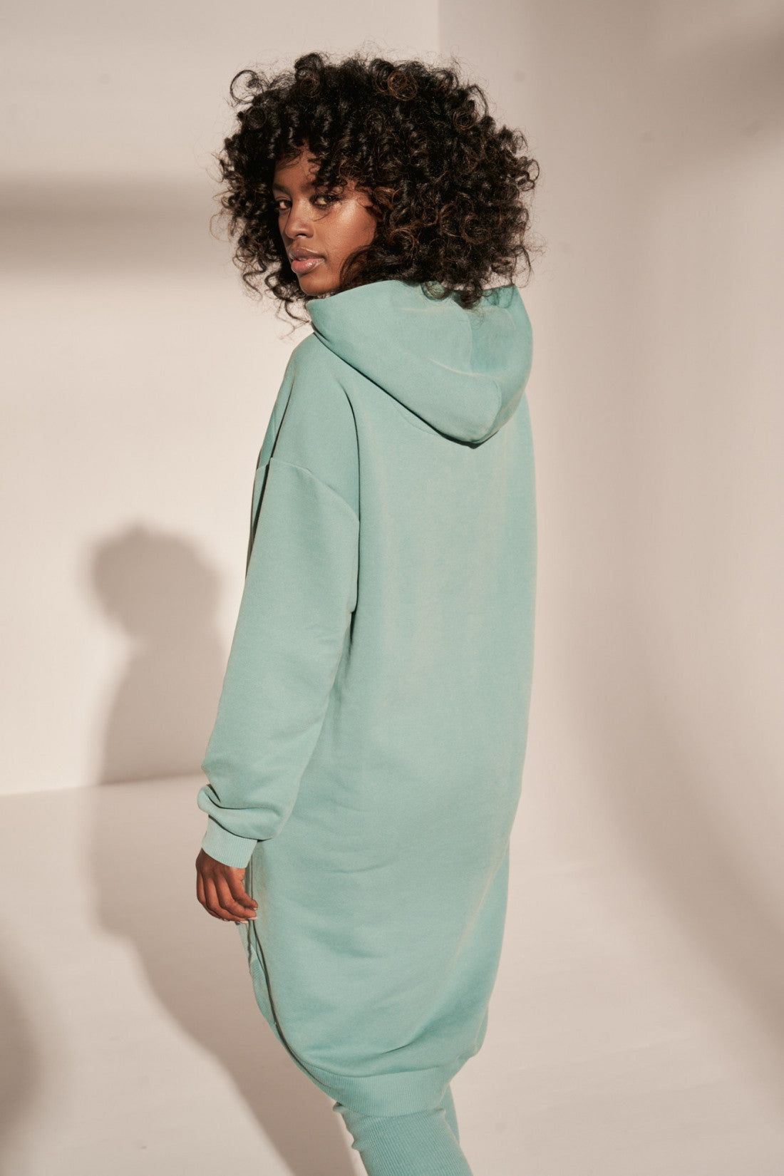 LONG ASYMMETRIC HOODED SWEATSHIRT TURQUOISE - MOZAMBIK