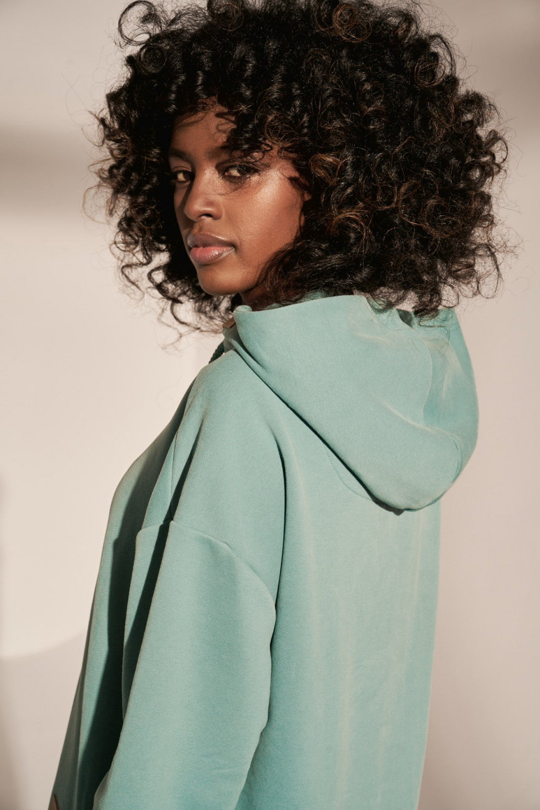 LONG ASYMMETRIC HOODED SWEATSHIRT TURQUOISE - MOZAMBIK
