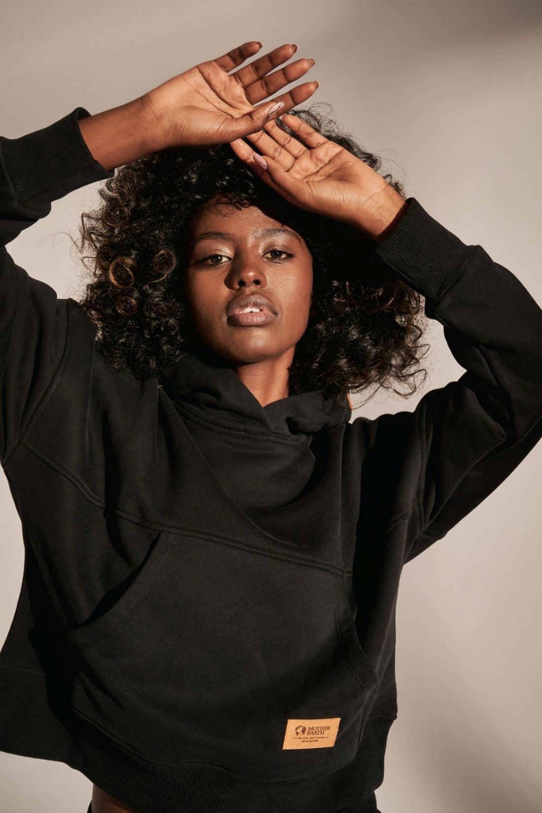BLACK HOODED SWEATSHIRT - MURIA
